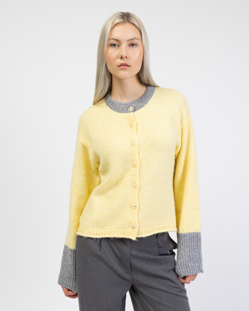 Strickjacke mit Kontrastbündchen