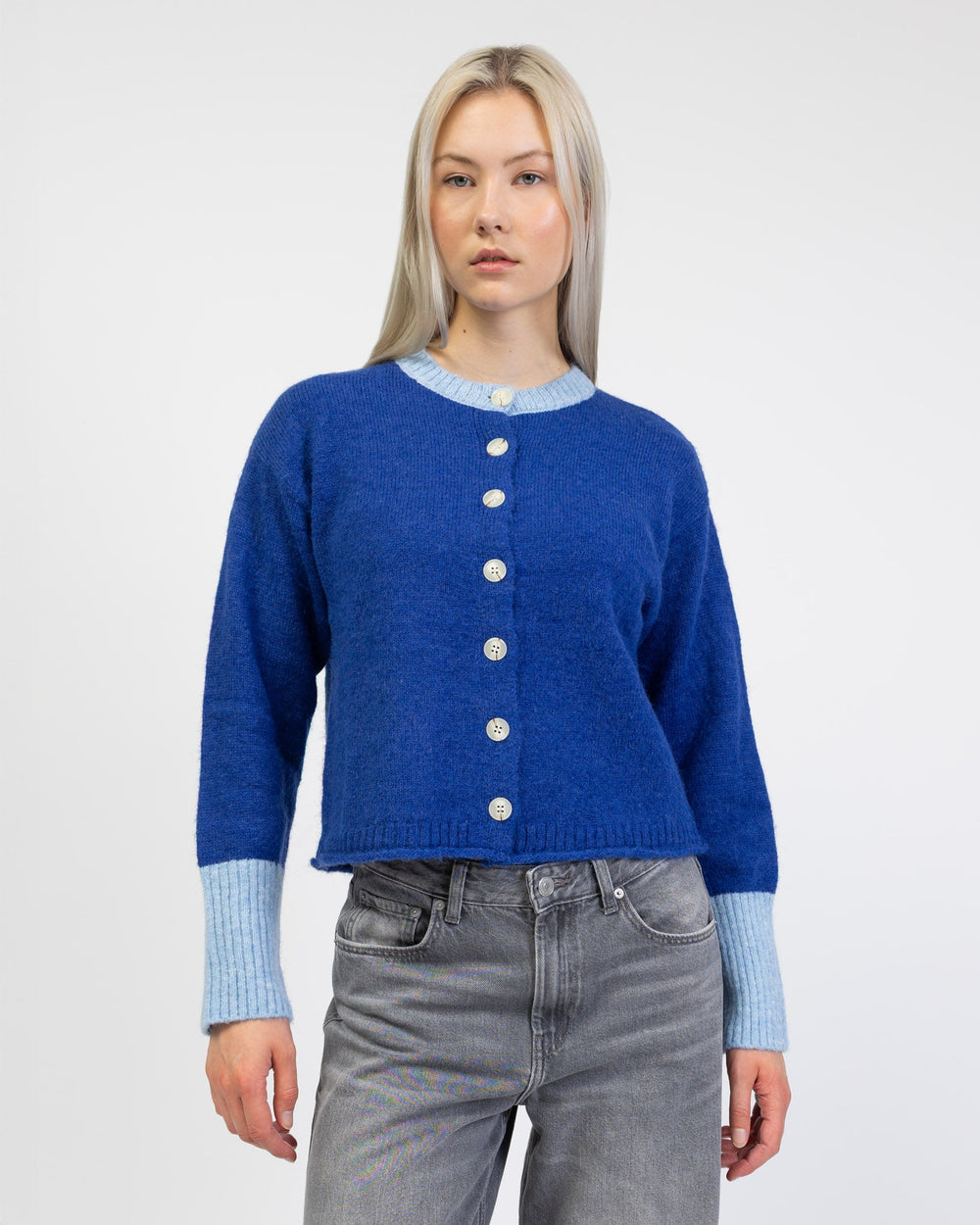 Strickjacke mit Kontrastbündchen