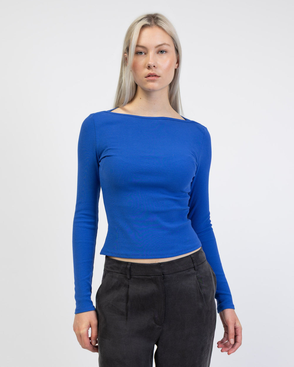Geripptes Langarmshirt mit U-Boot Ausschnitt